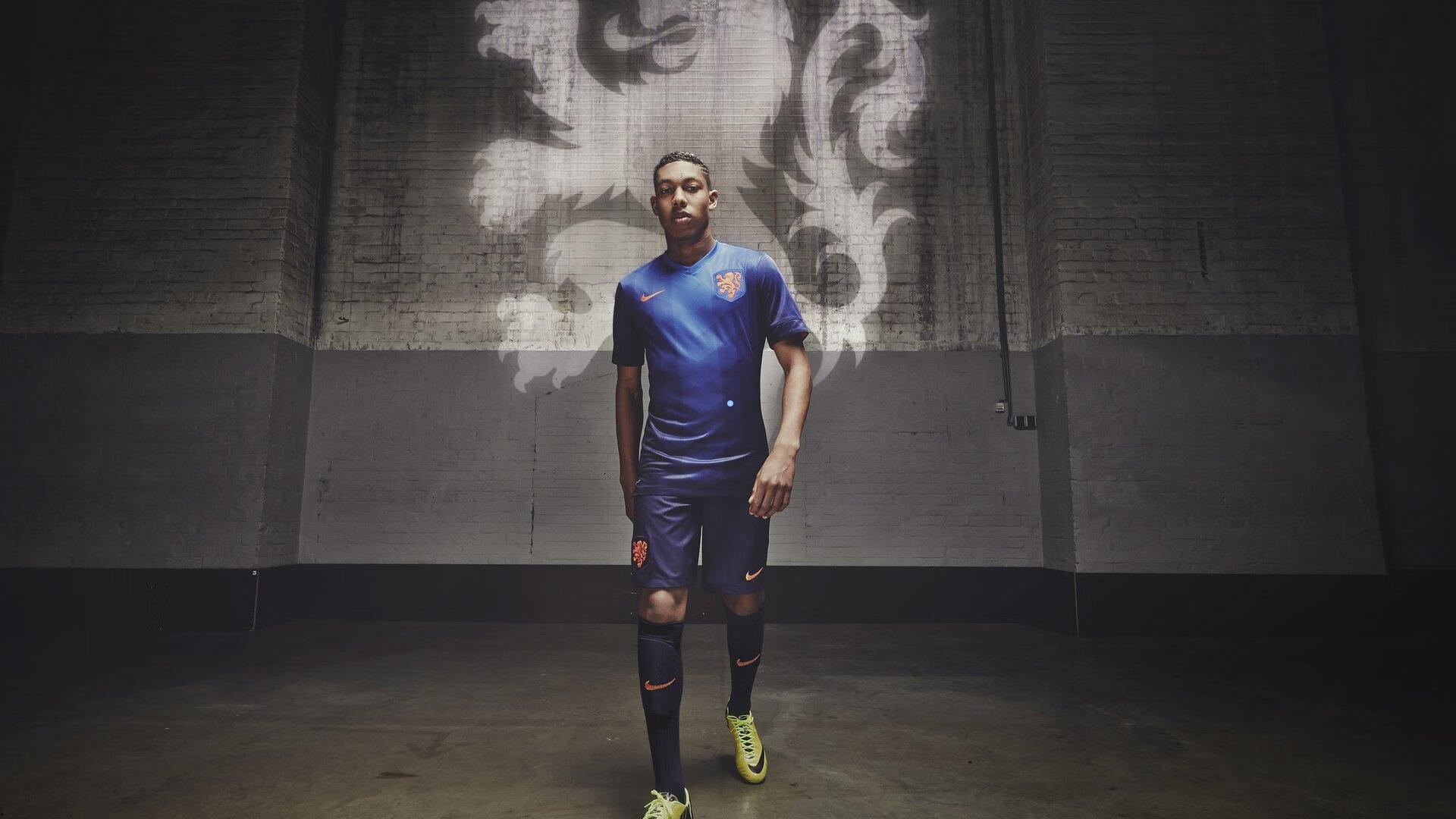 青春风暴席卷绿茵!年轻勇士绝境突围挺进决赛,万千球迷共鉴历史之夜